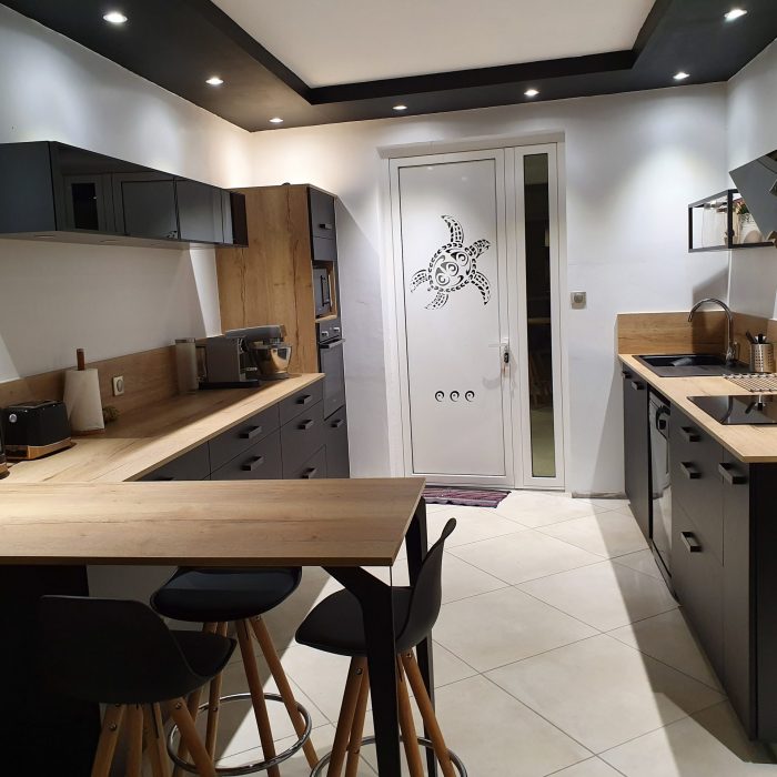 Rénovation d'une Cuisine avec espace repasnoir et bois